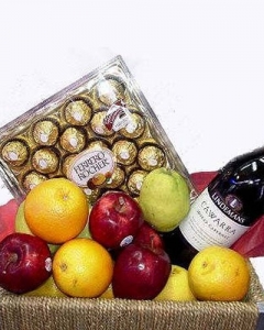 Basket of fruit w/wine